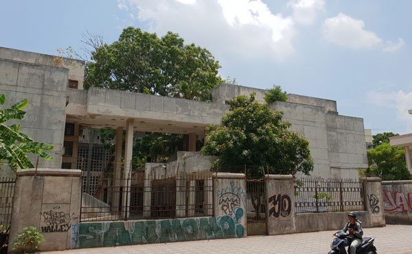 Bi an 'nha ma' 20 nam khong nguoi o giua Ha Noi hinh anh