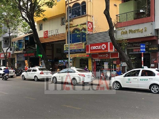 Trung trung diep diep taxi gia chia 'lanh dia' chat chem o Sai Gon hinh anh