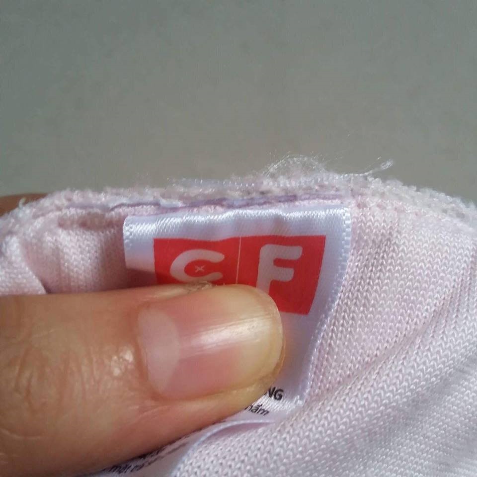 Khach hang doi kien Con Cung ra toa vi nghi trao nhan mac anh 2