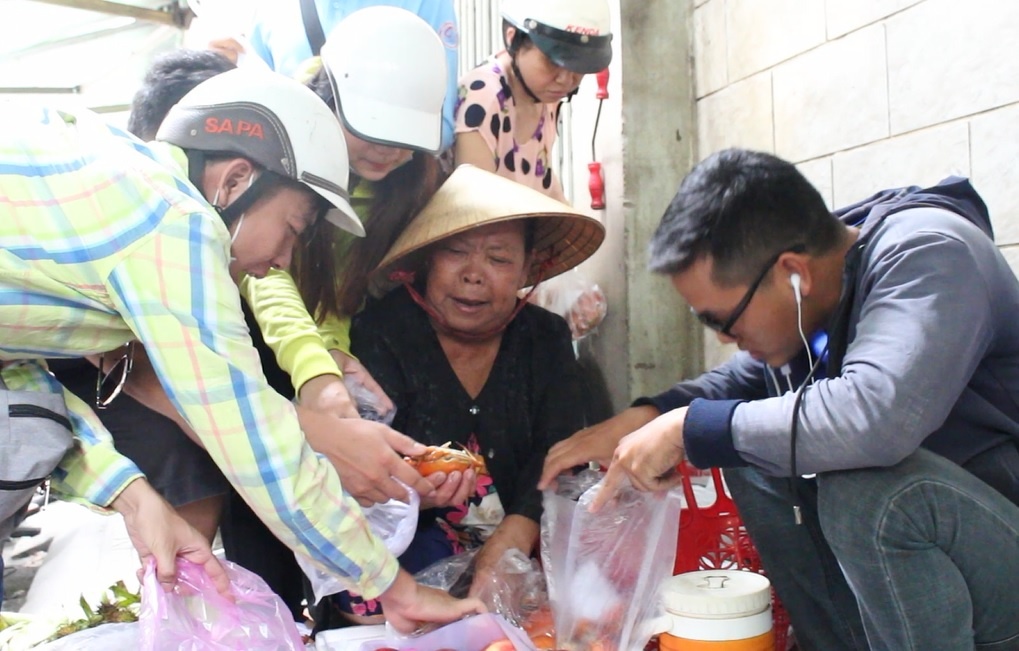 Xep hang ca tieng, tranh mua cua hap o Sai Gon hinh anh