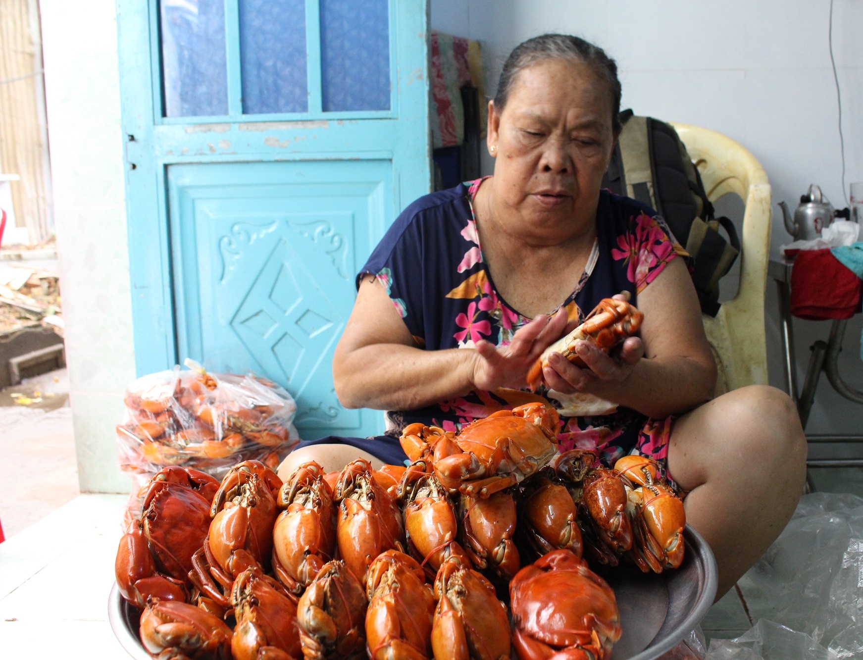 Bi quyet ban 30 kg cua trong 10 phut cua ba Ba Cua o hem nho Sai Gon hinh anh