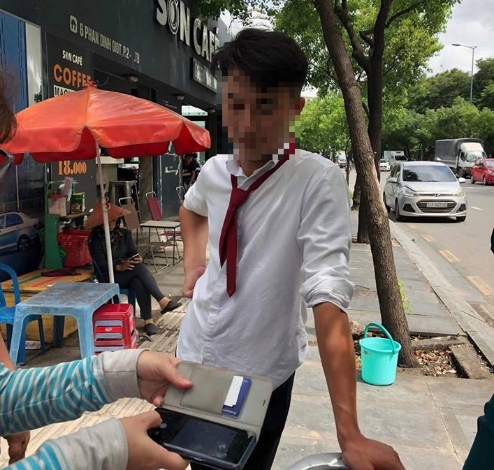 Khách hàng tố tài xế Vinasun ném chai nước làm bầm người ảnh 1 Khach hang to tai xe Vinasun nem chai nuoc lam bam nguoi anh 1