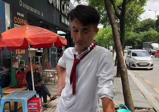 Cho thoi viec tai xe Vinasun hanh hung khach bang chai nuoc hinh anh