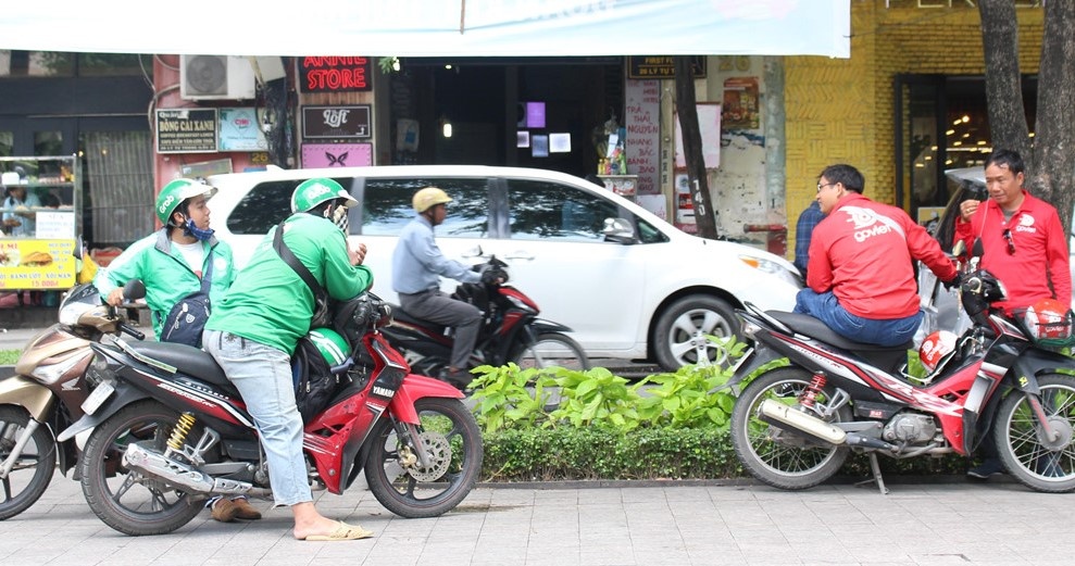 Cuoc dua moi cua xe om cong nghe o Sai Gon hinh anh