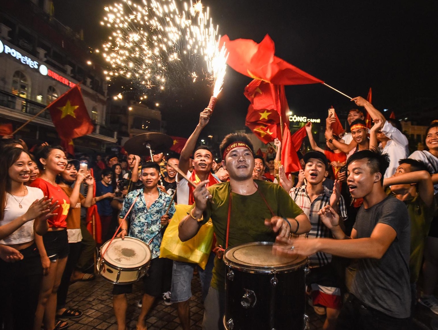 Cho nghi viec co vu tuyen VN, cong ty dan danh suc cho tran chung ket hinh anh