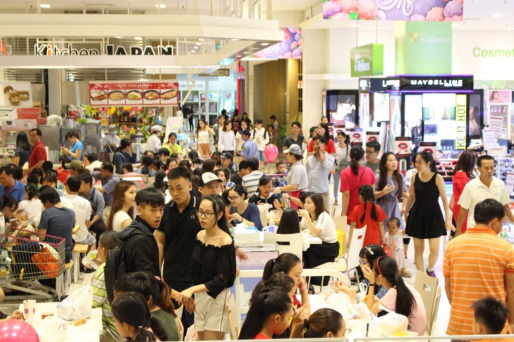 Ngay dau nghi le, nguoi Sai Gon keo nhau vao trung tam thuong mai hinh anh