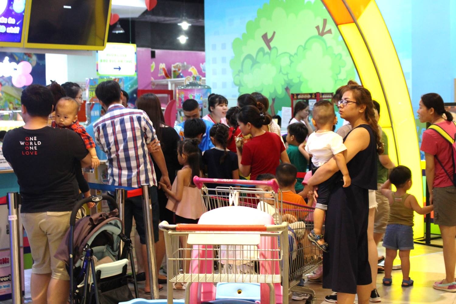 Ngày đầu nghỉ lễ, người Sài Gòn kéo nhau vào trung tâm thương mại ảnh 2 Ngay dau nghi le, nguoi Sai Gon keo nhau vao trung tam thuong mai anh 2