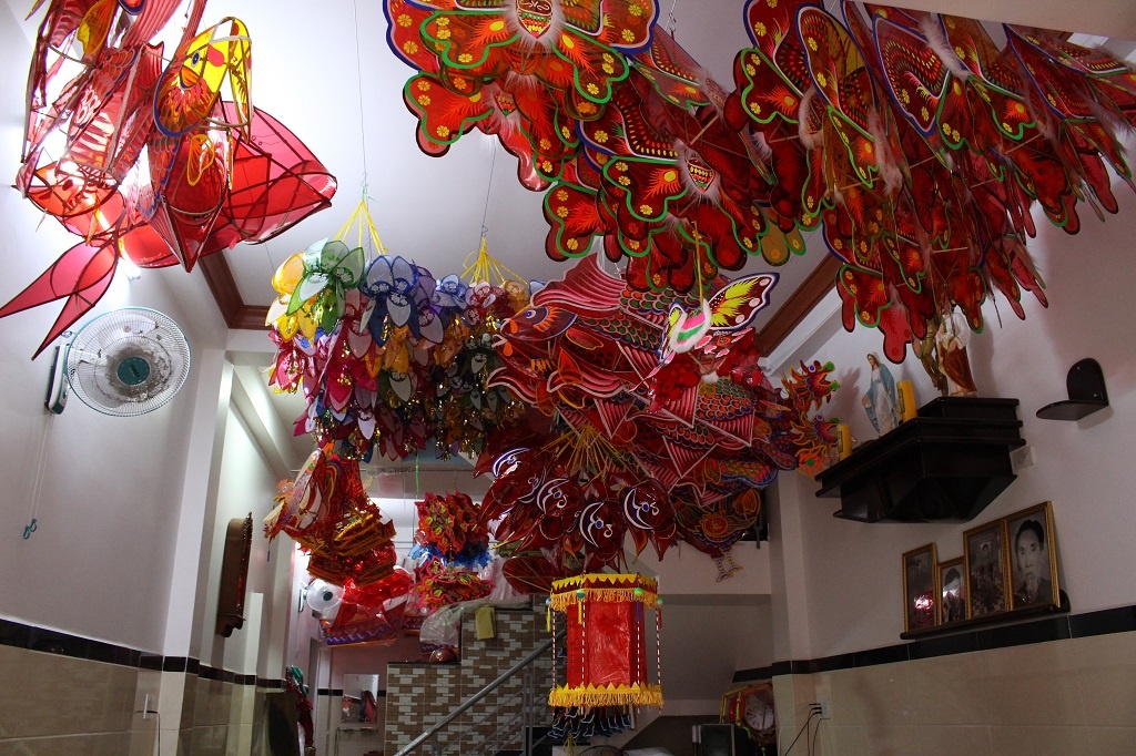 Noi buon cua nhung nghe nhan khi hang nghin chiec long den khong ai mua,  Long den Phu Binh o Sai Gon can Trung thu anh 2