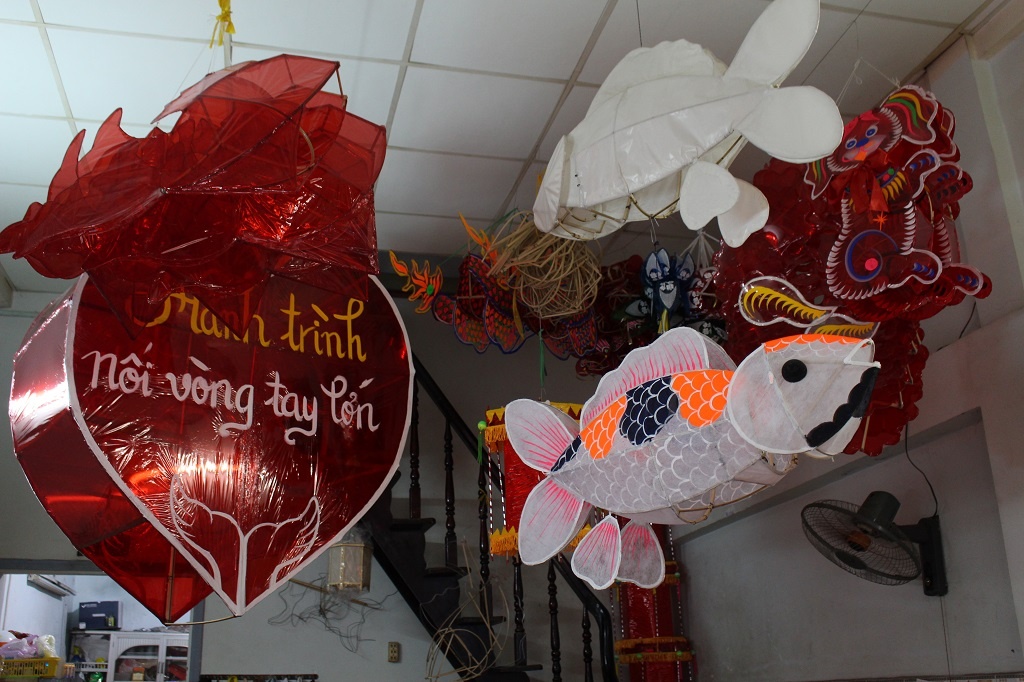 Noi buon cua nhung nghe nhan khi hang nghin chiec long den khong ai mua,  Long den Phu Binh o Sai Gon can Trung thu anh 3