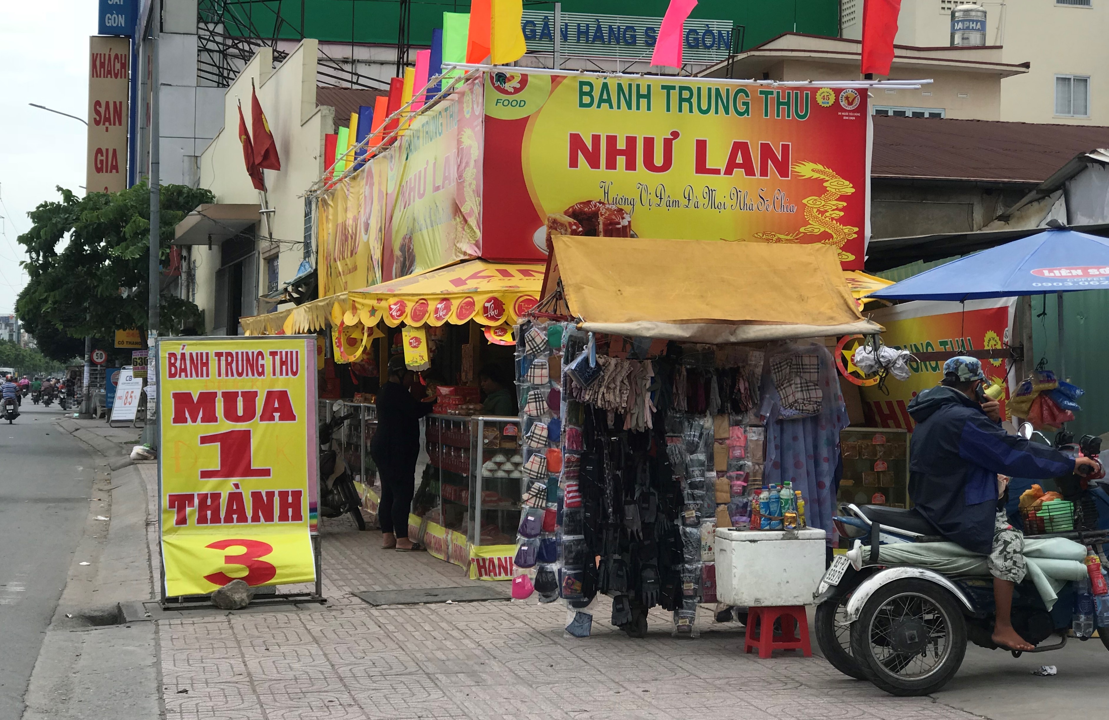 Banh Trung thu 'mua 1 thanh 3', khach ho hoi xem roi buc xuc bo di hinh anh