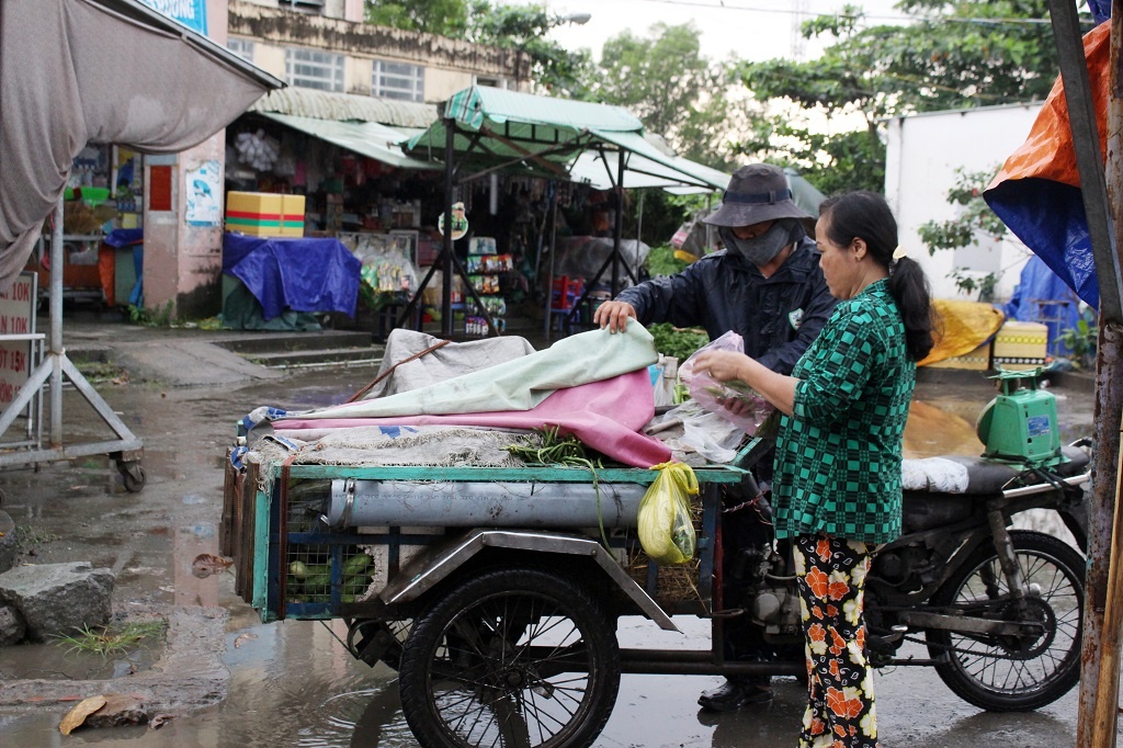Canh do nat ben trong ngoi cho tien ty o TP.HCM,  cho tien ty bo hoang o TP.HCM anh 13