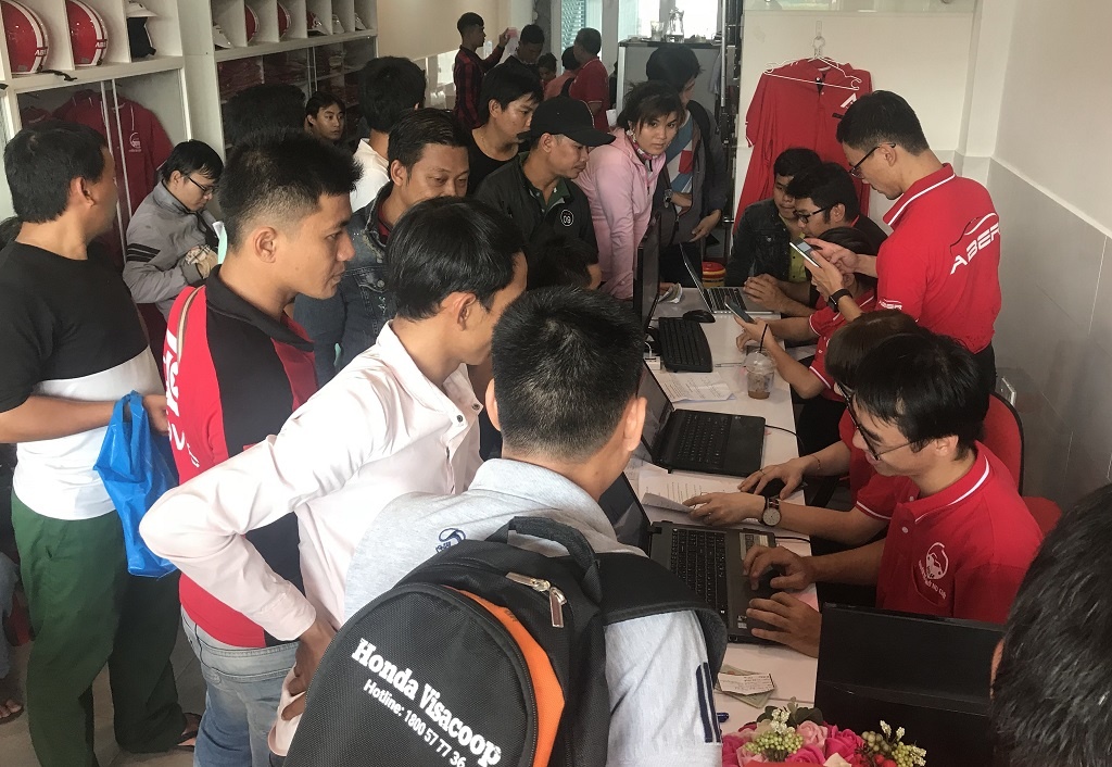 Tai xe Grab,  Go-Viet xep hang dai ‘dau quan’ cho Aber sau 2 thang mat tich anh 2