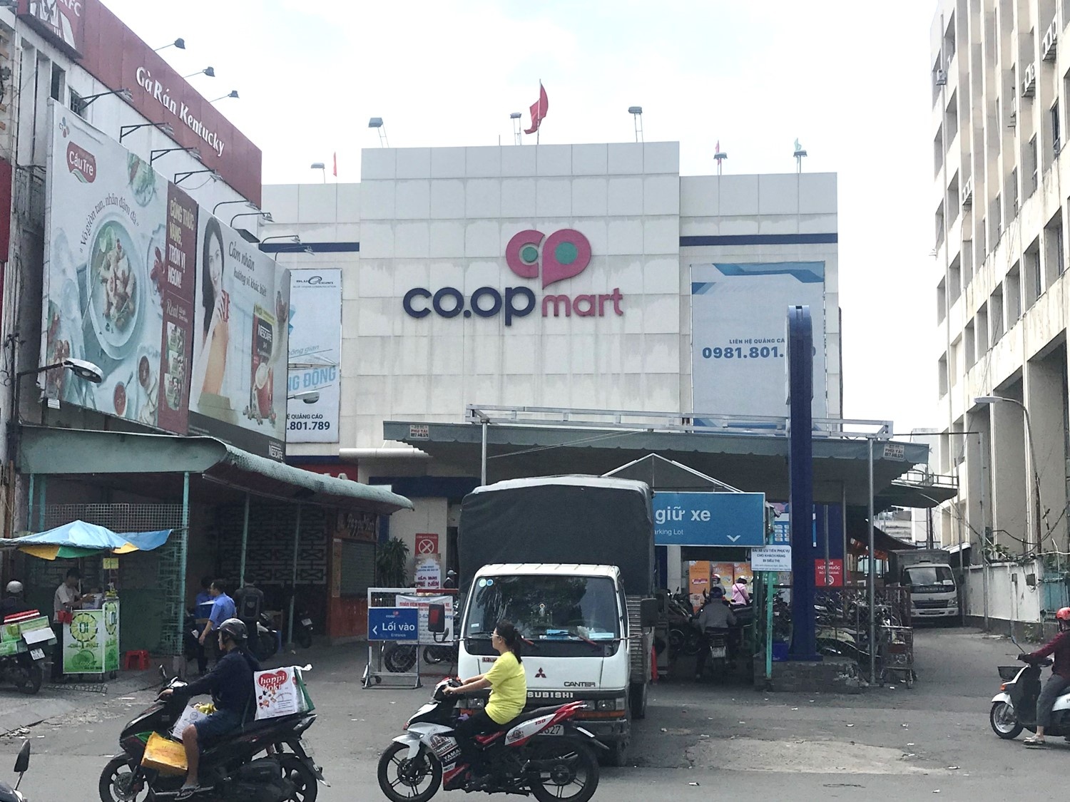 Co.opmart Dinh Tien Hoang o Sai Gon sap dong cua hinh anh