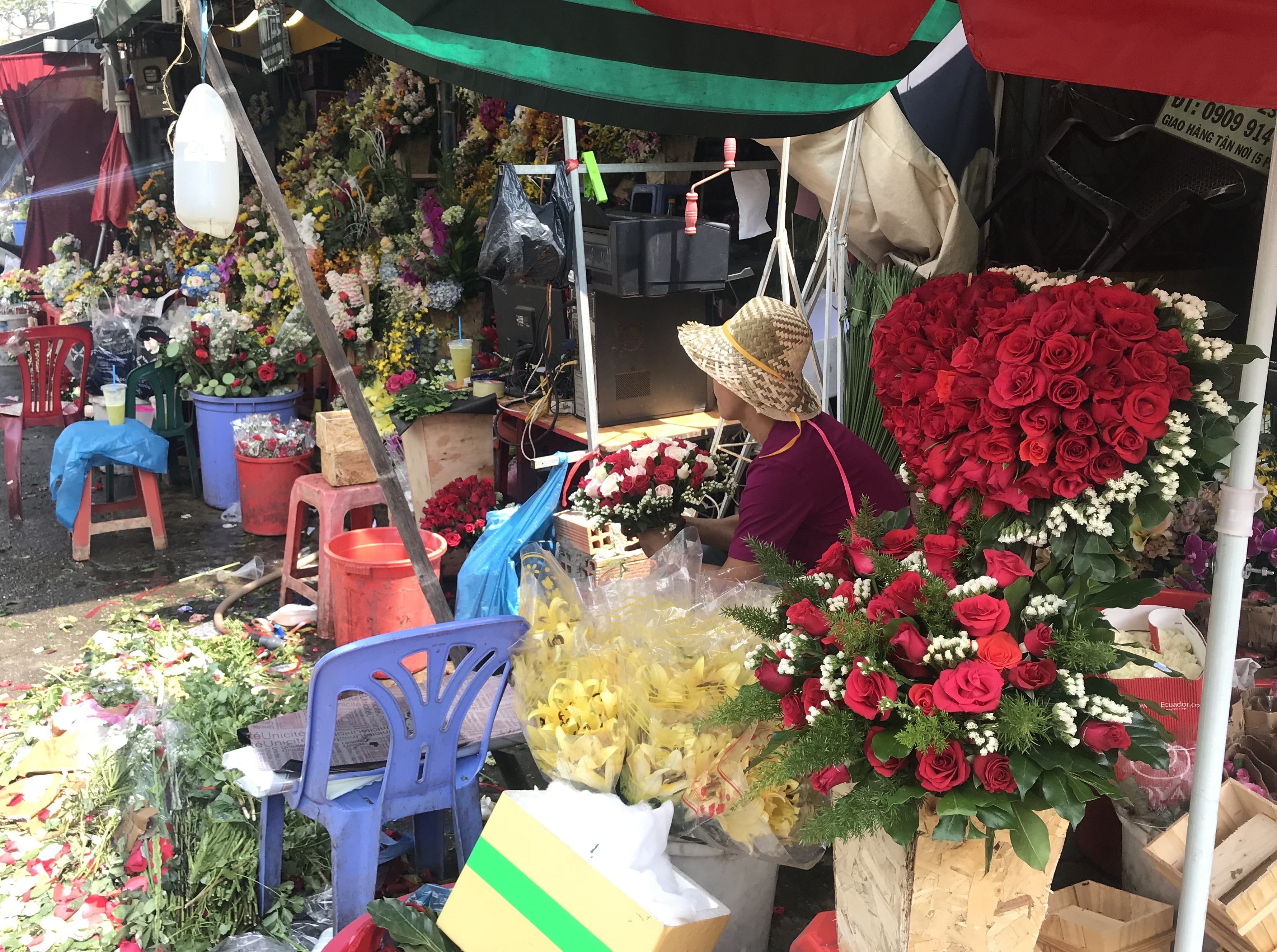 Cận lễ 20/10, giá hoa hồng tại chợ sỉ tăng gấp đôi, dự kiến tăng nữa ảnh 1 Can le 20/10, gia hoa hong tai cho si tang gap doi, du kien tang nua anh 1