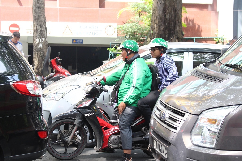 Khach to Grab ‘giam tien’,  ep ho su dung vi dien tu moi anh 1