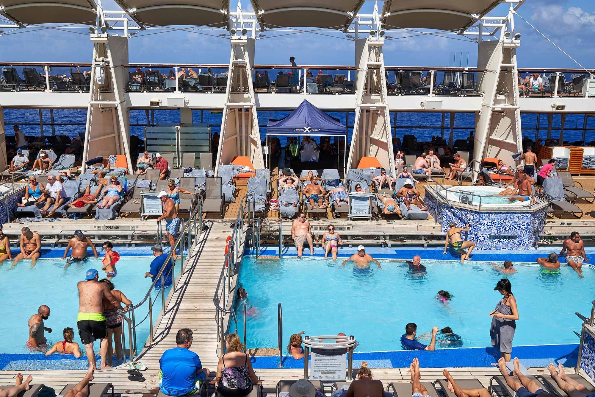 Ben trong con tau ban hang hieu tren bien cua LVMH co gi? hinh anh