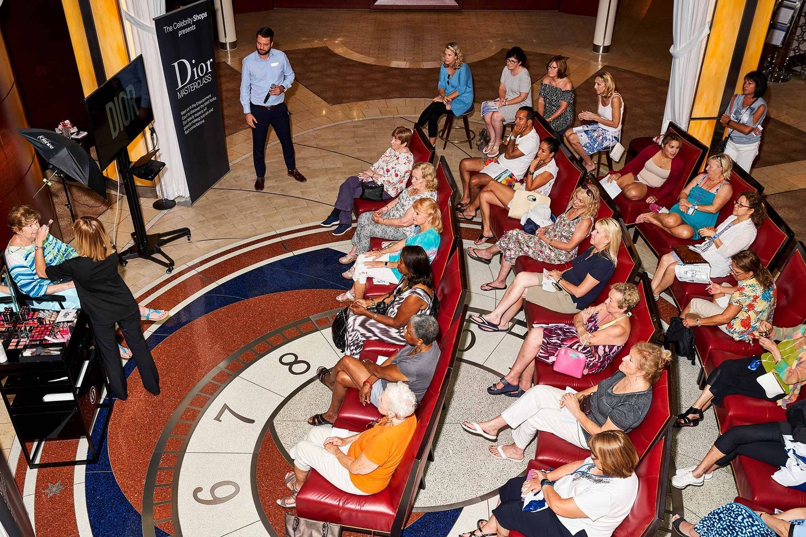 Ben trong con tau ban hang hieu tren bien cua LVMH co gi? Tau ban hang hieu cua LVMH anh 7