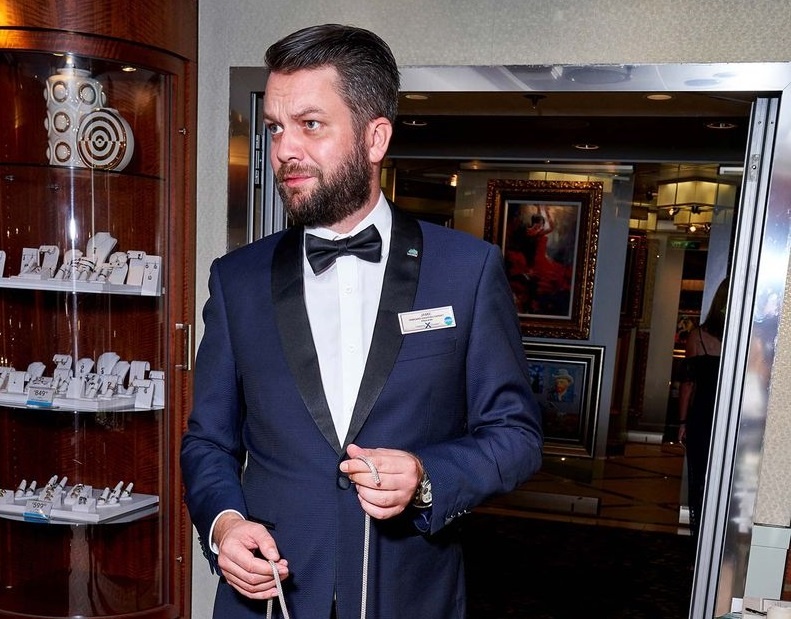 Ben trong con tau ban hang hieu tren bien cua LVMH co gi? Tau ban hang hieu cua LVMH anh 6