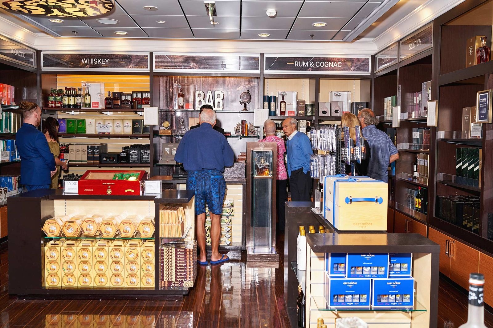 Ben trong con tau ban hang hieu tren bien cua LVMH co gi? Tau ban hang hieu cua LVMH anh 9