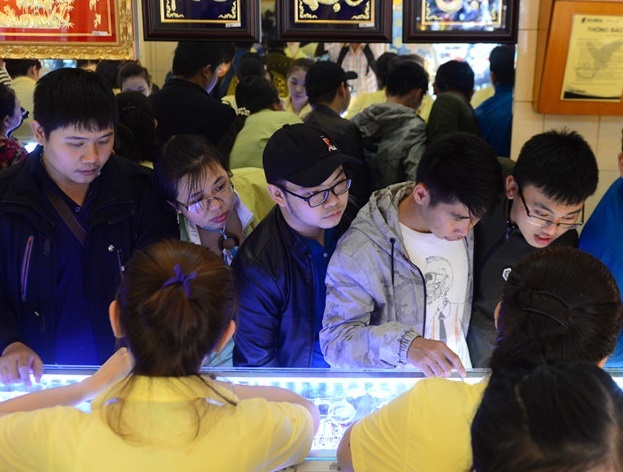 'Cho den' mua ban USD van nhon nhip du co the bi phat 90 trieu hinh anh