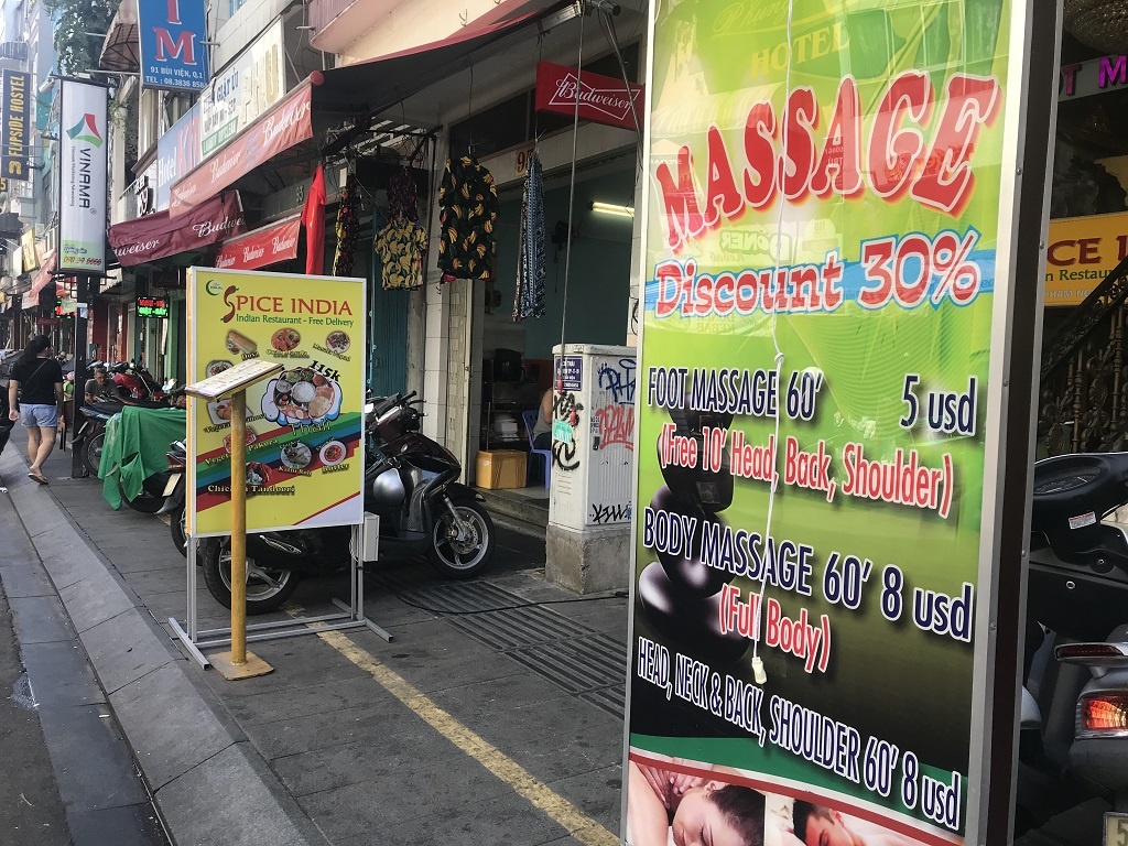 Thị trường mua bán USD ‘chợ đen’ vẫn nhộn nhịp dù có thể bị phạt 90 triệu ảnh 2 Thi truong mua ban USD ‘cho den’ van nhon nhip du co the bi phat 90 trieu anh 2