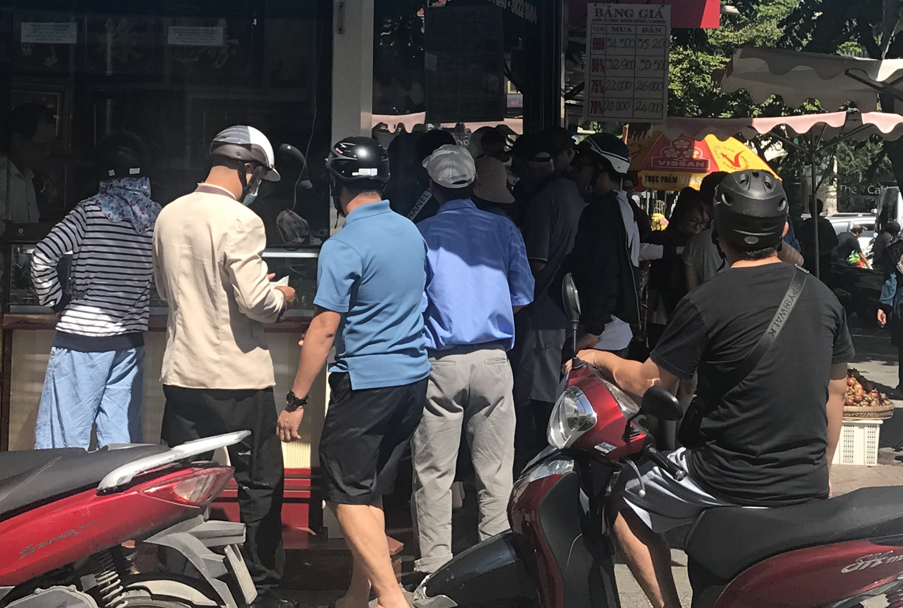 Thị trường mua bán USD ‘chợ đen’ vẫn nhộn nhịp dù có thể bị phạt 90 triệu ảnh 1 Thi truong mua ban USD ‘cho den’ van nhon nhip du co the bi phat 90 trieu anh 1