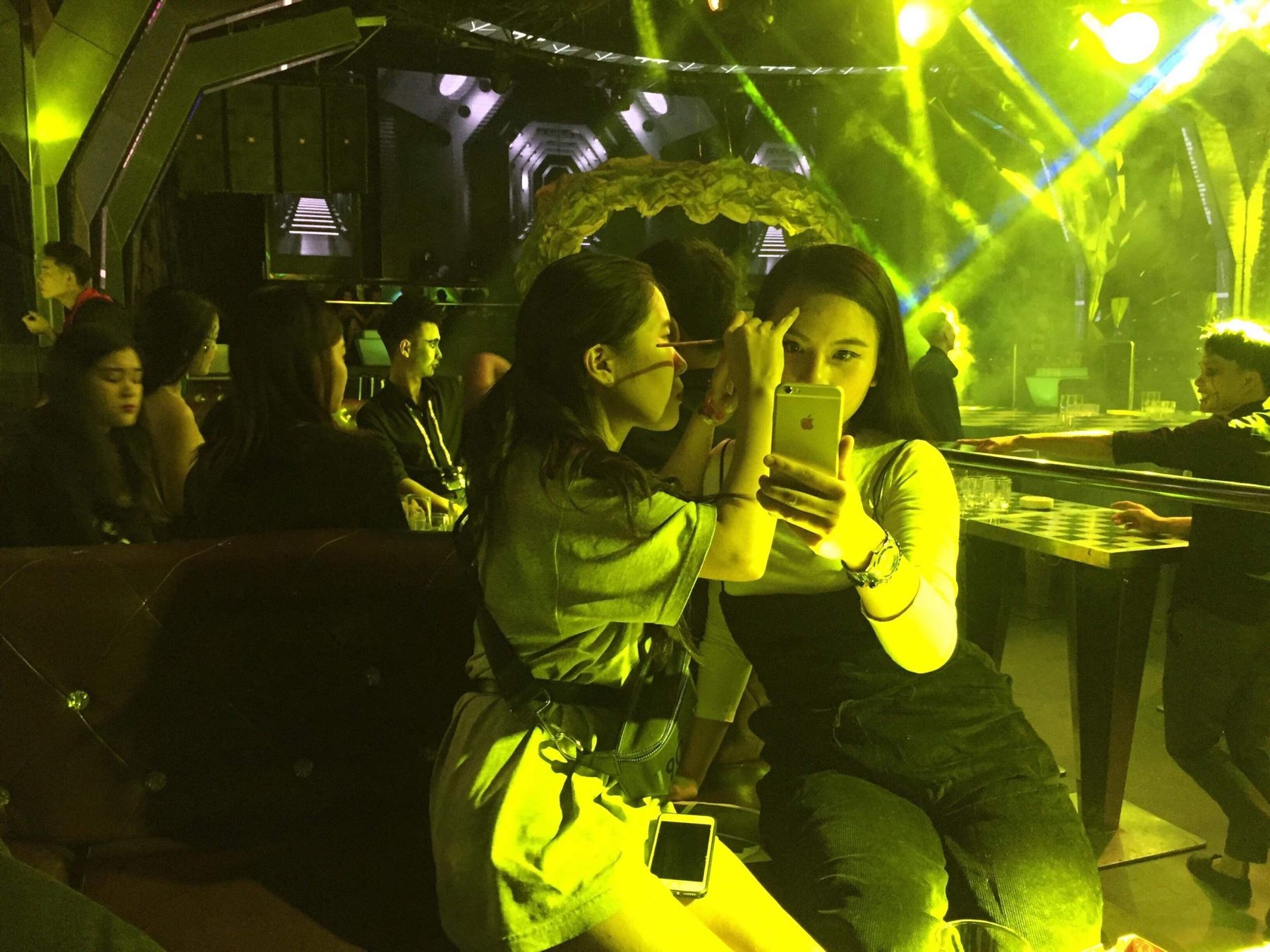 Giới trẻ hốt bạc mỗi đêm nhờ vẽ mặt ma quỷ Halloween ảnh 1 Gioi tre hot bac moi dem nho ve mat ma quy Halloween anh 1