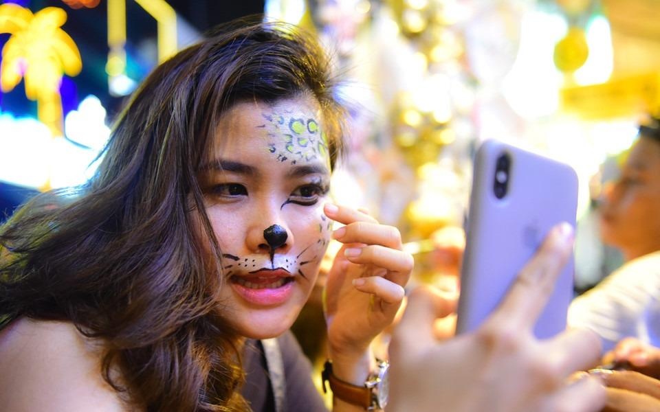 Hot bac nho ve mat Halloween hinh anh