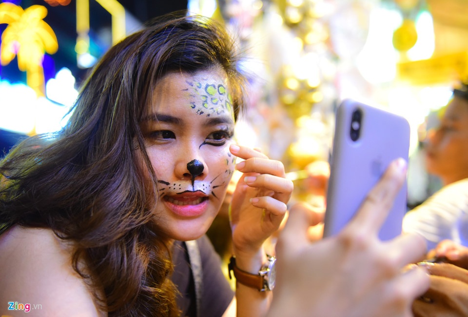 Giới trẻ hốt bạc mỗi đêm nhờ vẽ mặt ma quỷ Halloween ảnh 2 Gioi tre hot bac moi dem nho ve mat ma quy Halloween anh 2