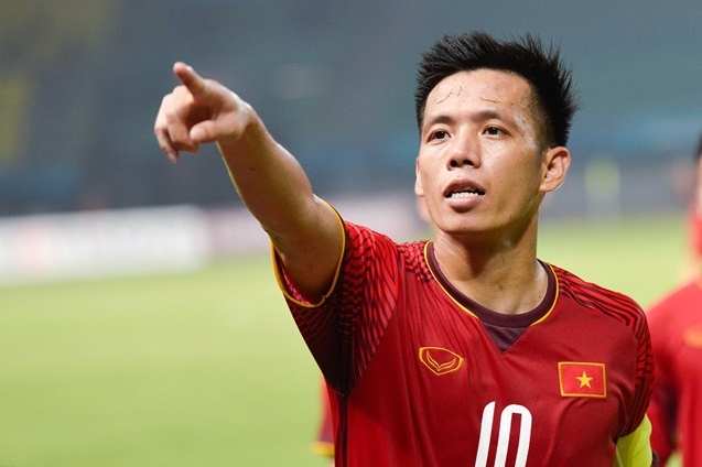 Gia ao dau AFF Cup cua Viet Nam suyt re nhat, hon Campuchia, Lao 1 USD hinh anh