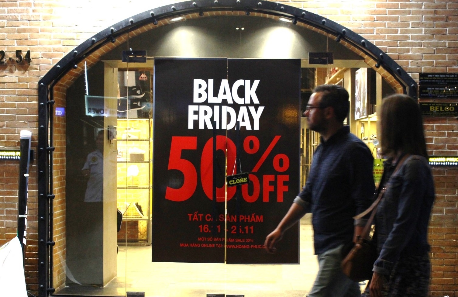 Cua hang o Sai Gon un un khuyen mai tu nua thang truoc Black Friday hinh anh
