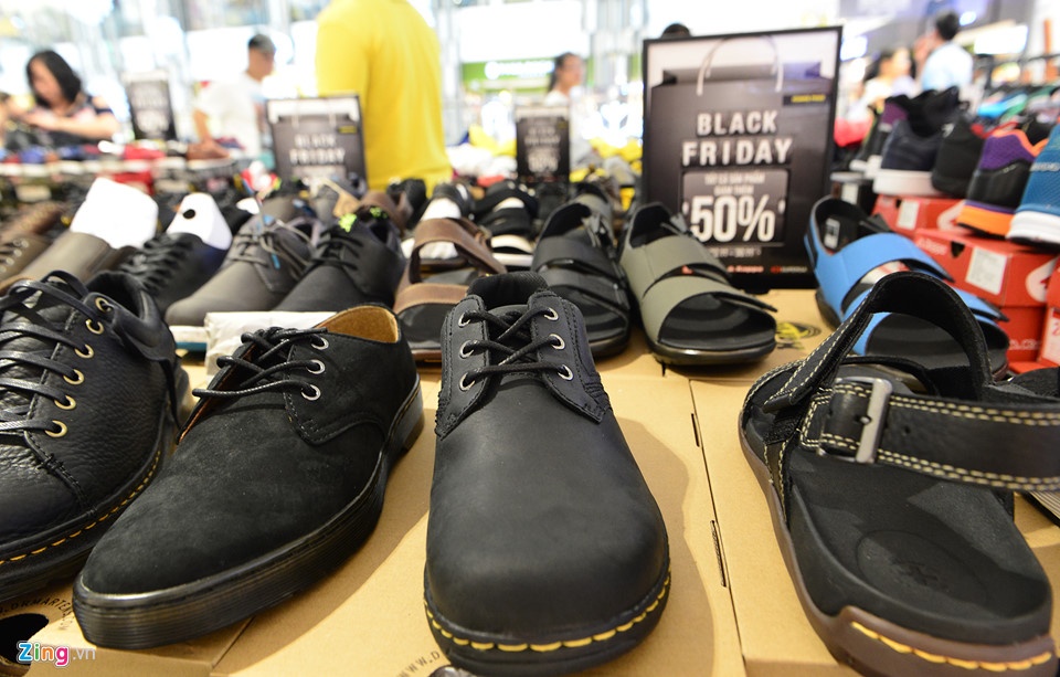 Chua Black Friday,  cac cua hang da un un khuyen mai anh 2