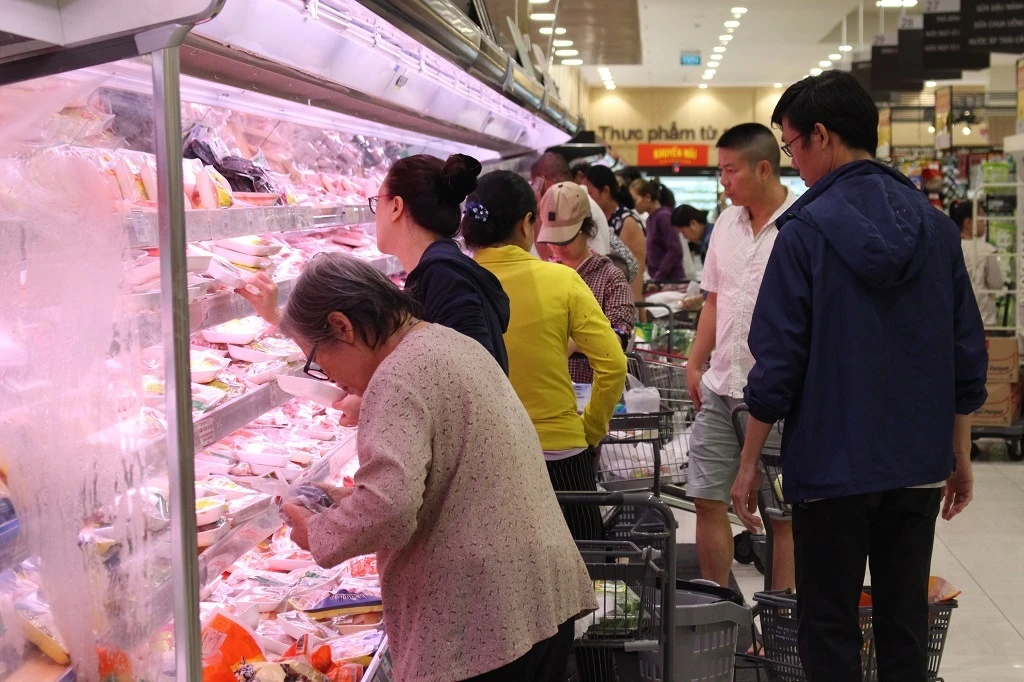 Sau bao,  nguoi Sai Gon un un di sieu thi mua rau xanh,  thit ca anh 2