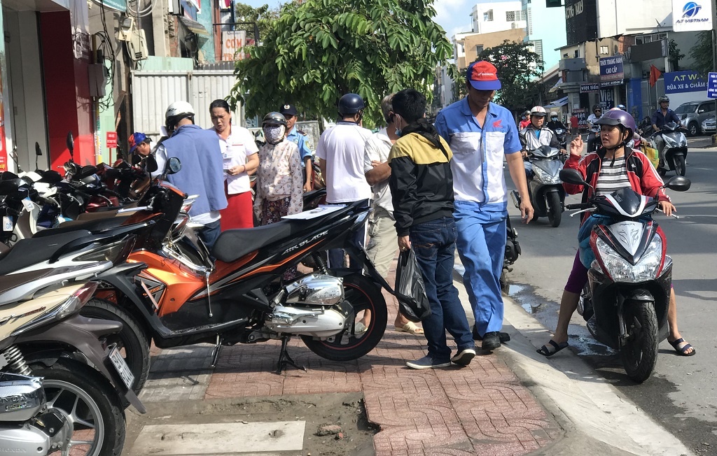 Hai ngày sau bão, thợ sửa xe vẫn hốt bạc vì phương tiện hỏng quá nhiều ảnh 1 Hai ngay sau bao, tho sua xe van hot bac vi phuong tien hong qua nhieu anh 1
