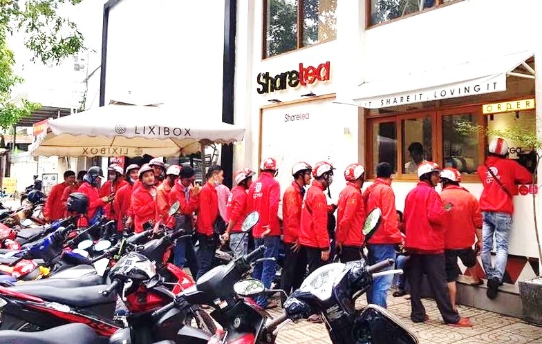 Grab va Go-Viet trong cuoc chien giao do an o Sai Gon hinh anh