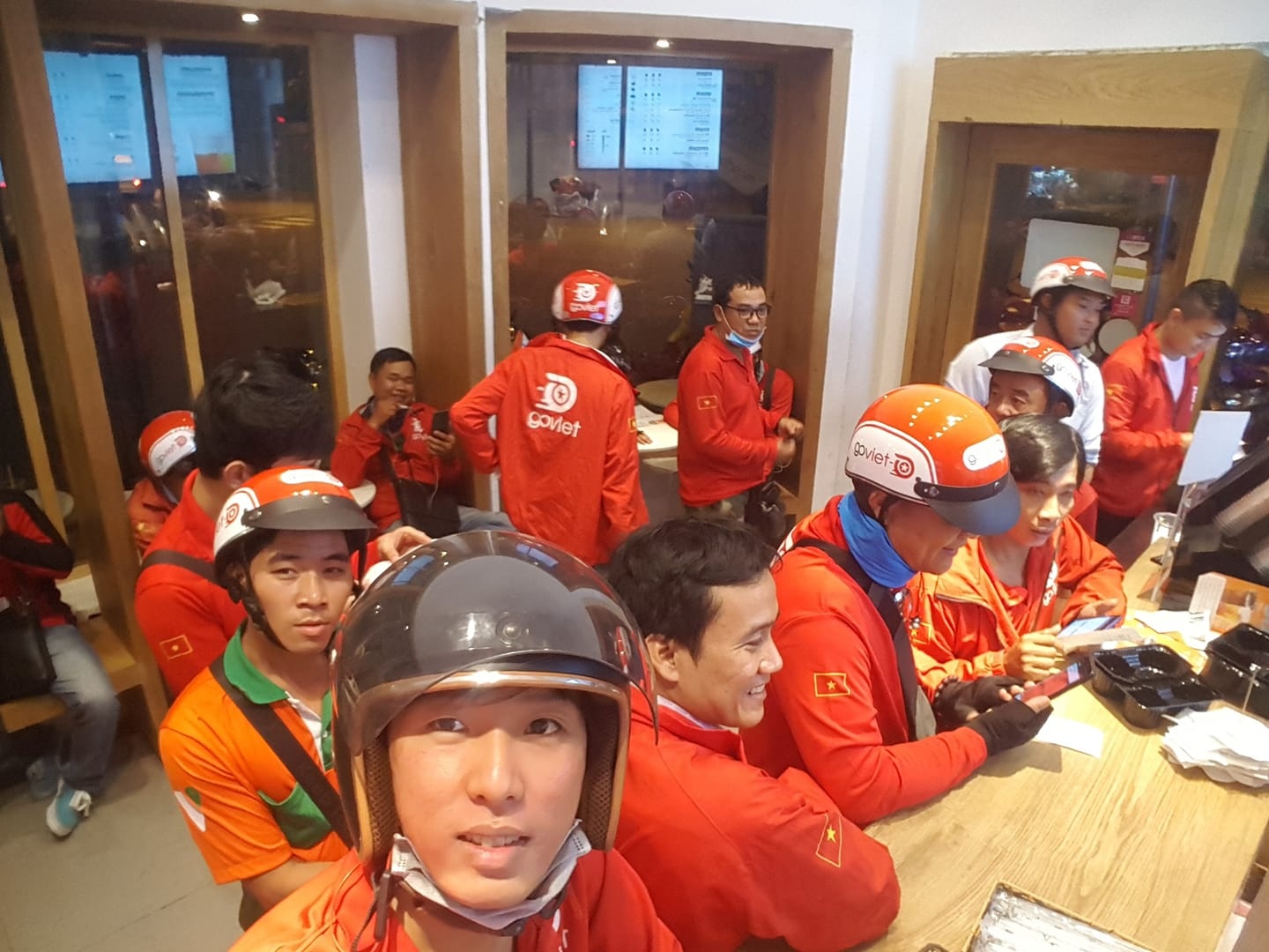 Ai duoc loi trong cuoc chien ‘dot tien’ giao do an cua ‘Grab vs Go-Viet’? anh 3