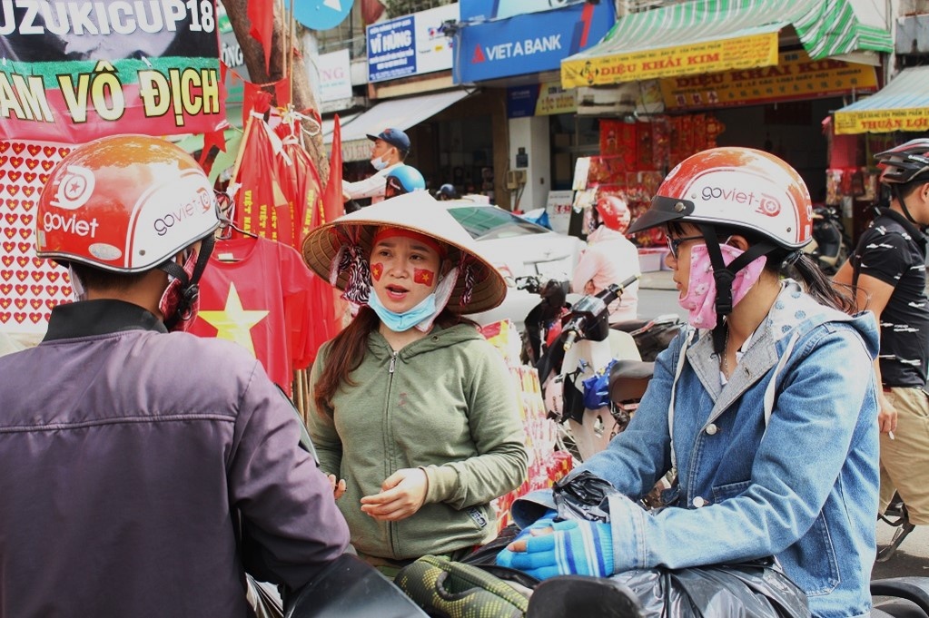 Do co vu bong da o Sai Gon chay hang truoc tran chung ket toi nay hinh anh