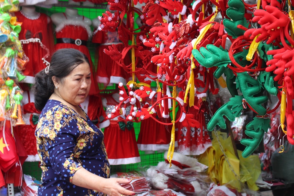 Nguoi Sai Gon tat bat mua do Giang sinh, thong gan chuc trieu ban chay hinh anh