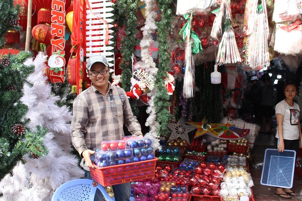 Sap Giang sinh, nguoi Sai Gon tap nap di mua do trang tri nha cua hinh anh