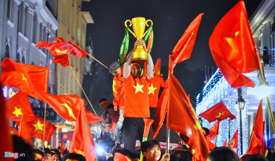 Hàng quán Sài Gòn trắng đêm, khách sạn hết chỗ vì Cup vàng AFF ảnh 2 Hang quan Sai Gon trang dem, khach san het cho vi Cup vang AFF anh 2