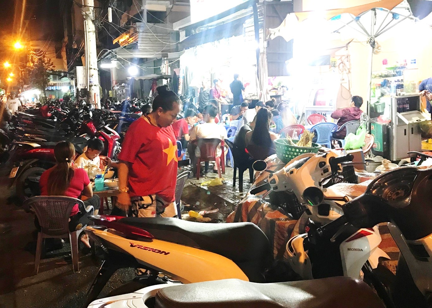 Hàng quán Sài Gòn trắng đêm, khách sạn hết chỗ vì Cup vàng AFF ảnh 1 Hang quan Sai Gon trang dem, khach san het cho vi Cup vang AFF anh 1