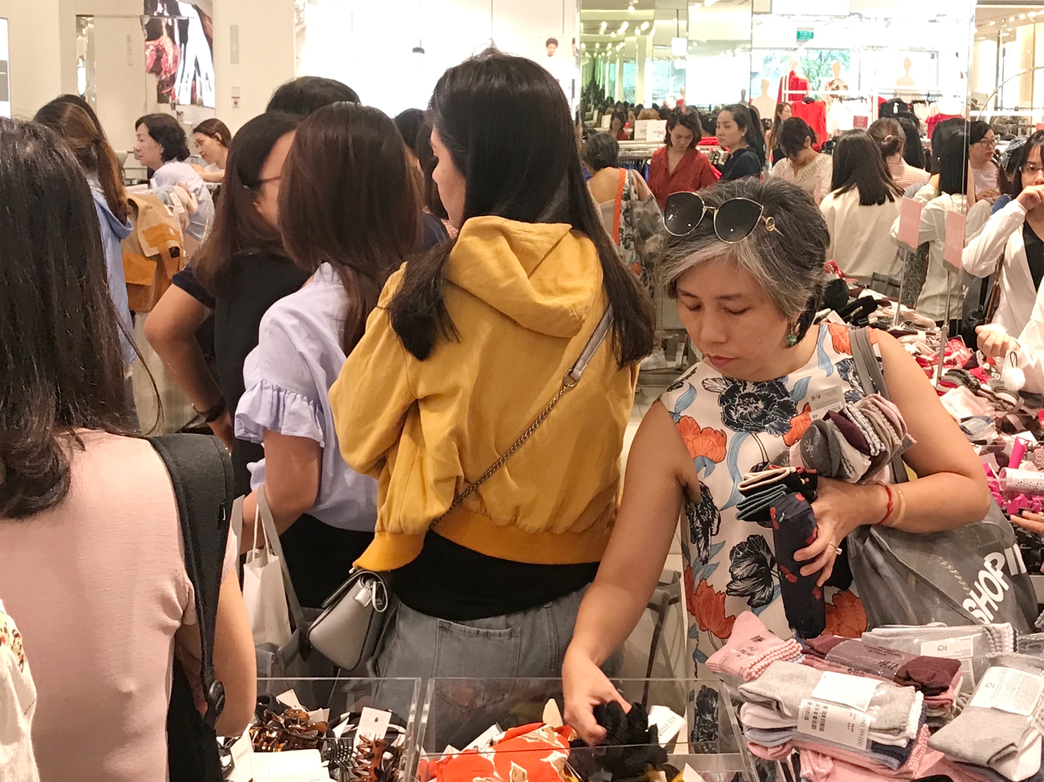 Nguoi Sai Gon ‘rong ran’ san hang giam gia tu 10 ngay truoc Noel anh 1