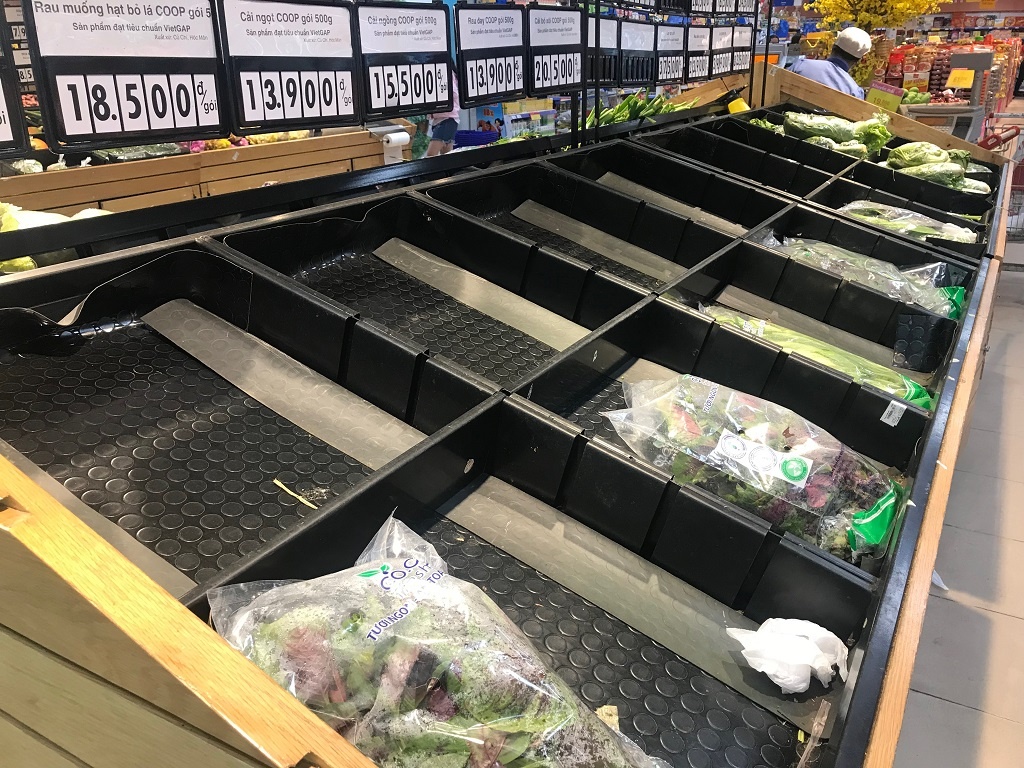 Chieu cuoi nam, sieu thi Sai Gon het sach rau xanh, ga vit hinh anh