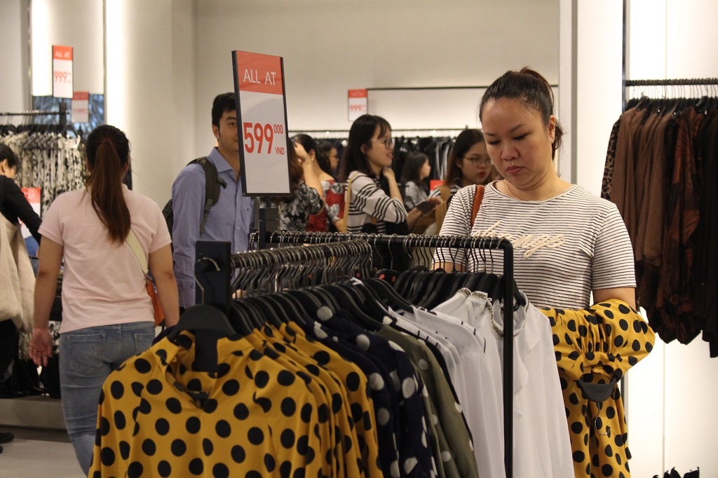 Sai Gon bung no giam gia cuoi nam,  khach canh gia ‘chieu’ ban hang loi anh 3