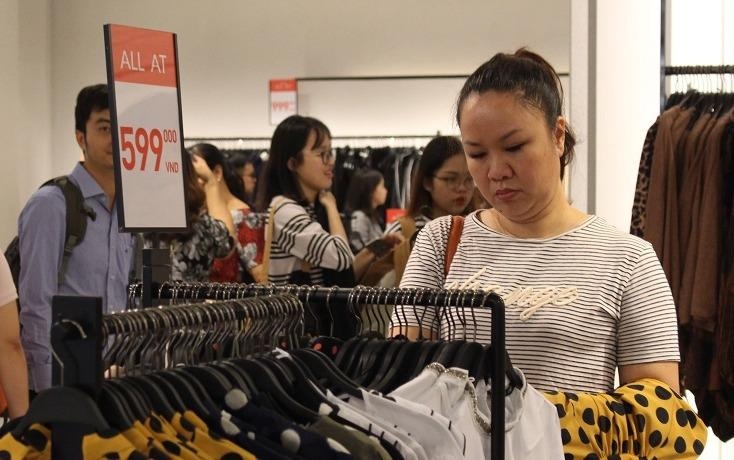 Sai Gon bung no giam gia cuoi nam, khach canh giac 'chieu' ban do loi hinh anh