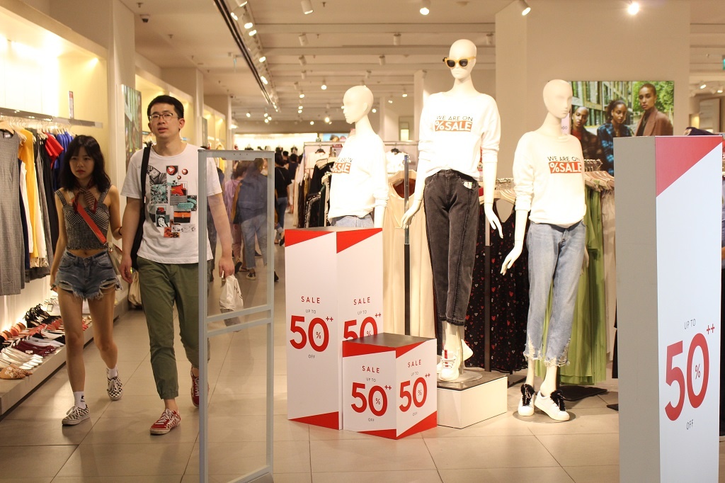 Sai Gon bung no giam gia cuoi nam,  khach canh gia ‘chieu’ ban hang loi anh 1