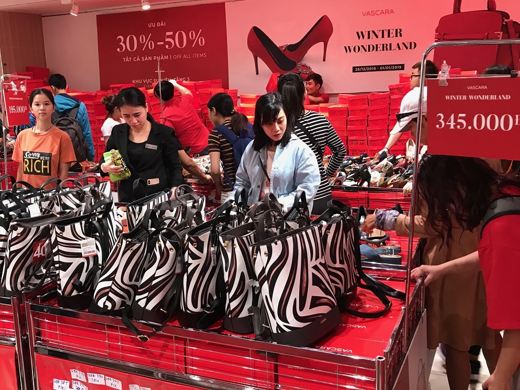 Sai Gon bung no giam gia cuoi nam,  khach canh gia ‘chieu’ ban hang loi anh 2