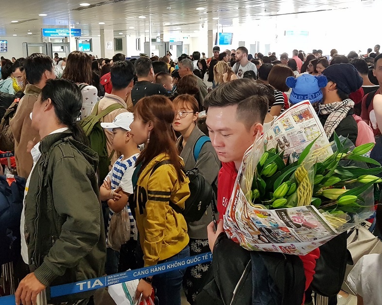 San bay Tan Son Nhat lam gi de chong qua tai dip Tet 2019? hinh anh