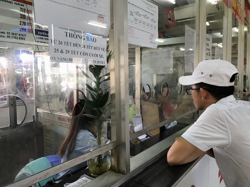 Xe khach tu Sai Gon di mien Trung 'chay ve', dan lo sot vo hinh anh