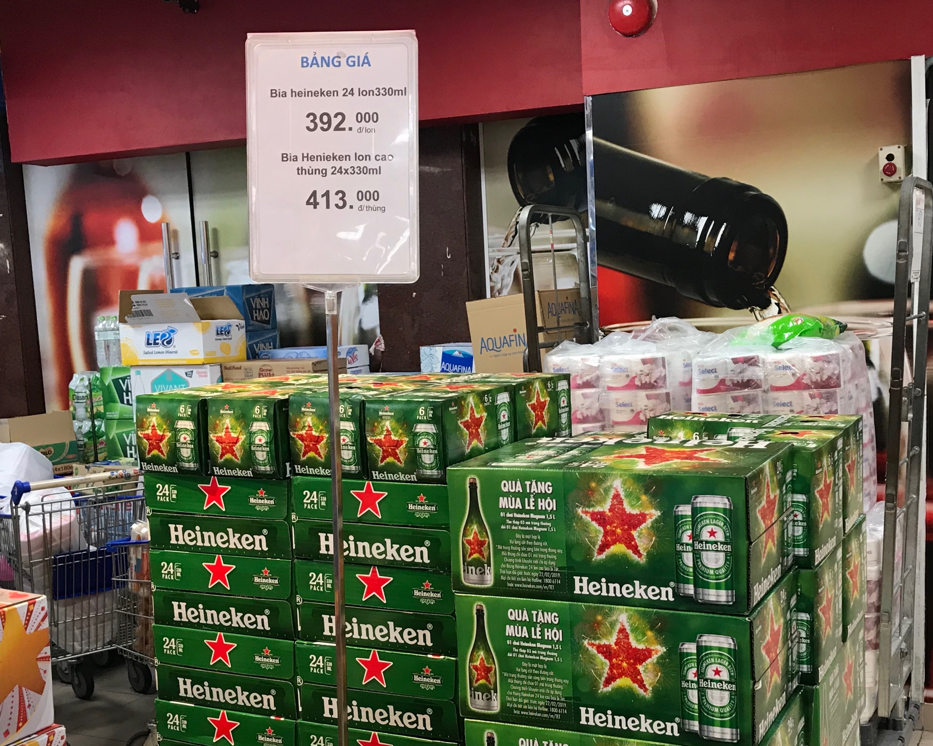 Bia ruc rich tang gia truoc Tet, nguoi Sai Gon lo mua som du tru hinh anh